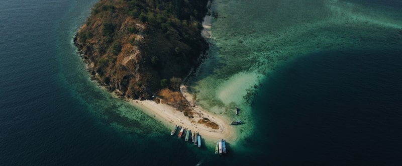 sail-lubuan-bajo-coastline