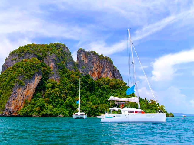 What time is the best to sail around Phuket