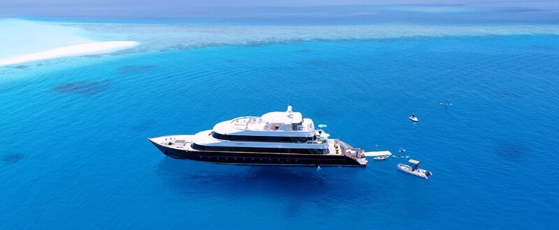 luxury-yacht-blue-ocean